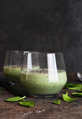 Ispanaklı meyve püresi, kivi ve yoğurt. Chia tohumları. Detoks menüsü. Keto diyeti..