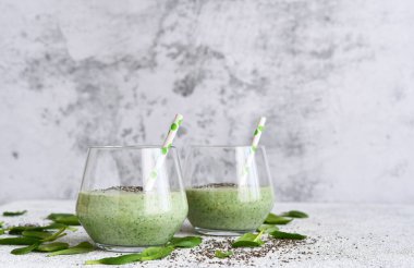 Ispanaklı meyve püresi, kivi ve yoğurt. Chia tohumları. Detoks menüsü. Keto diyeti..