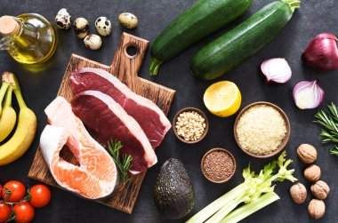 Çeşitli organik ürünler, et, balık, sebze. Dengeli diyet. Keto diyeti..