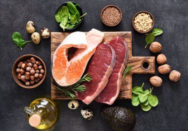 Beton zeminde balık, et ve sebzeler. B vitamini içerikli yiyecekler. Dengeli diyet. Keto diyeti..