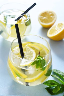 Taze yaz içkisi. Beton zemin üzerinde naneli soğuk limonata..