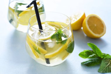 Taze yaz içkisi. Beton zemin üzerinde naneli soğuk limonata..