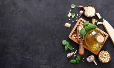 Ahşap bir kutuda pesto sosu yapmak için gerekli malzemeler. Yukarıdan görüntüle.