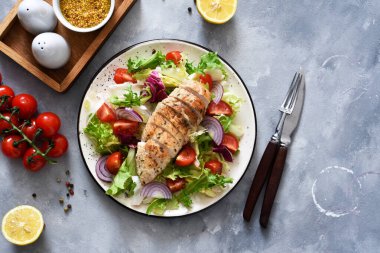 Marul, domates ve ızgara tavuk filetosu karışımı..