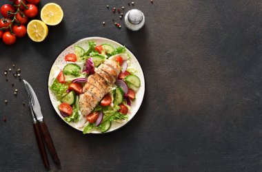 Marul, domates ve ızgara tavuk filetosu karışımı..