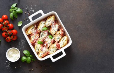 Parmesanlı domates sosunda pişirilmiş ıspanak ve ricotta ile pişirilmiş makarna..