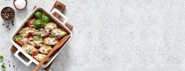 İçi İtalyan konsiglionisi dolu. Domates sosunda fırınlanmış, çimentoda parmesanlı Conciglioni. Ricotta soslu fırında makarna..