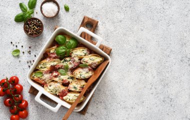 İçi İtalyan konsiglionisi dolu. Domates sosunda fırınlanmış, çimentoda parmesanlı Conciglioni. Ricotta soslu fırında makarna..