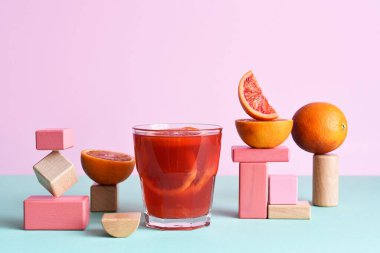Geometrik şekilli bir bardakta kırmızı portakal suyu. Popüler trend 2021. Güzel yemek kavramı..