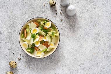 Klasik Sezar sosu, tavuk ve yumurta salatası. Yukarıdan görüntüle.