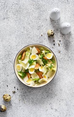 Klasik Sezar sosu, tavuk ve yumurta salatası. Yukarıdan görüntüle.