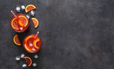 Naneli kırmızı portakallı limonata