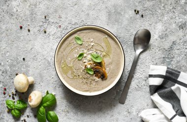 Beton mutfak masasında mantarlı püre ve parmesan..