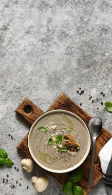 Beton mutfak masasında mantarlı püre ve parmesan..