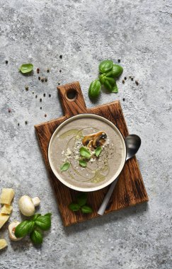 Beton mutfak masasında mantarlı püre ve parmesan..