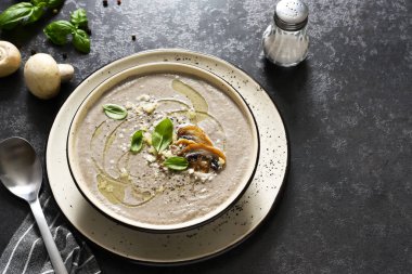 Beton mutfak masasında mantarlı püre ve parmesan..
