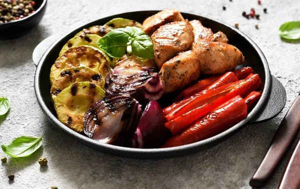 Grillhähnchenfilet Mit Gegrilltem Gemüse Zwiebeln Paprika Zucchini Der Pfanne Picknick — Stockfoto