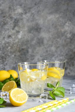 Limonlu soğuk limonata, beton zemin üzerinde nane ve buz..