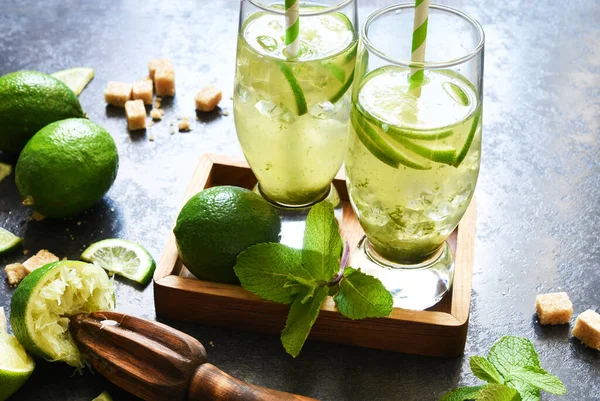 Mojito Tradycyjny Letni Napój Cukrem Miętowym Limonkowym Ginowym Trzcinowym — Zdjęcie stockowe