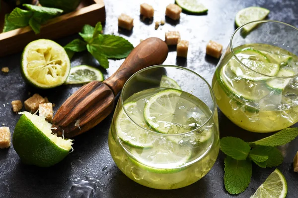 Mojito Tradycyjny Letni Napój Cukrem Miętowym Limonkowym Ginowym Trzcinowym — Zdjęcie stockowe