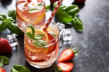 Yaz içeceği. Çilekli soğuk limonata ve çimento kaplı fesleğen..