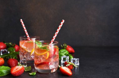 Yaz içeceği. Çilekli soğuk limonata ve çimento kaplı fesleğen..