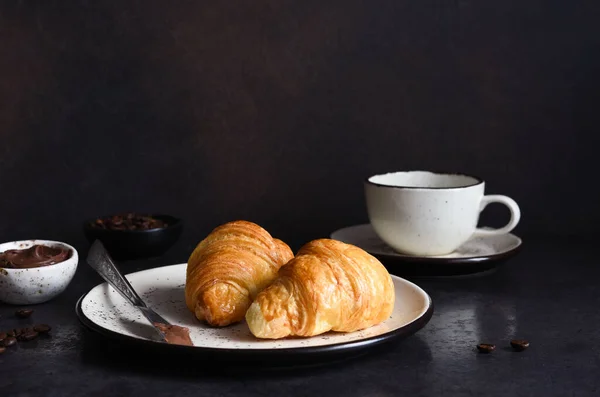 Croissant Met Chocoladepasta Een Kop Koffie Aardbeien Keukentafel — Stockfoto