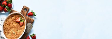 Çilekli peynirli kek ve çimento arka planda çilek. Yukarıdan bak. Güveç..