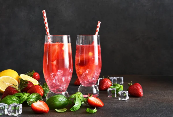 Erdbeersaft Mit Minze Und Zitrone Kaltes Getränk Mit Erdbeeren — Stockfoto