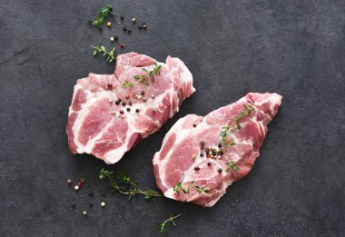 Taze et. Siyah arka planda baharatlı çiğ biftek. Yukarıdan görüntüle.