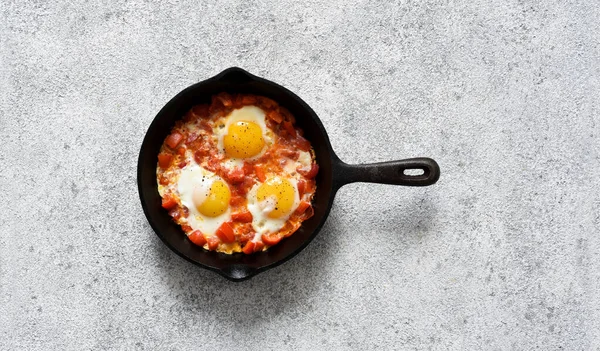 Shakshuka Uma Frigideira Mesa Cozinha Prato Ovos Tomate Pimentão Cebola — Fotografia de Stock