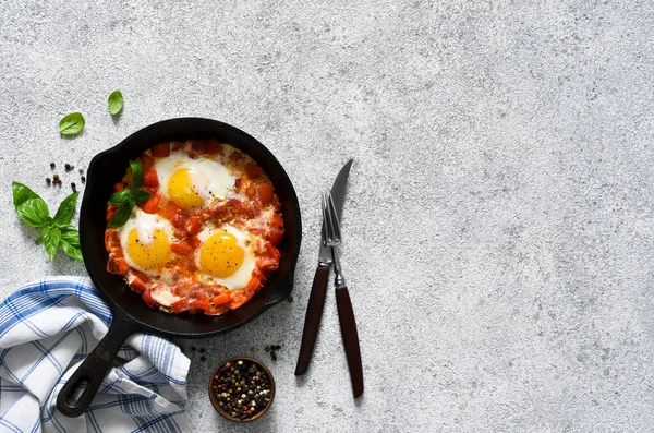 Shakshuka Uma Frigideira Mesa Cozinha Prato Ovos Tomate Pimentão Cebola — Fotografia de Stock