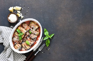 Patlıcan ve parmesanlı domates suyunda ricotta ile yuvarlan. Soslu ve fesleğenli fırında patlıcan. Yukarıdan görüntüle.