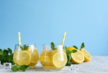 Naneli ve limonlu soğuk limonata. Taze yaz içkisi. Limonlu Mahito..