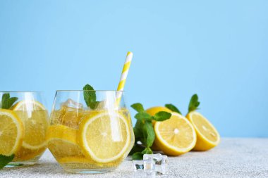 Naneli ve limonlu soğuk limonata. Taze yaz içkisi. Limonlu Mahito..