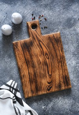 Masa ayarı. Metni koyacak yeri olan peçeteli tahta bir mutfak tahtası. Yemek tarifi. Yukarıdan görüntüle.