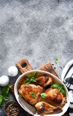 Mutfak masasında bal ve baharatla pişirilmiş tavuk parçaları. Yukarıdan görüntüle.