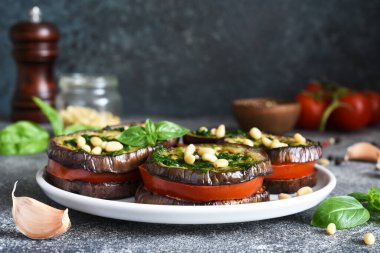Beton mutfak masasında pesto soslu patlıcan ve domates aperatifi. Fındıklı patlıcan aperatifi.