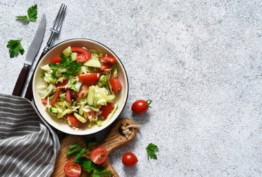 Klasik sebze salatası. Lahanalı salata, salatalık ve çimento kaplı limon suyu ile domates. Yukarıdan görüntüle.