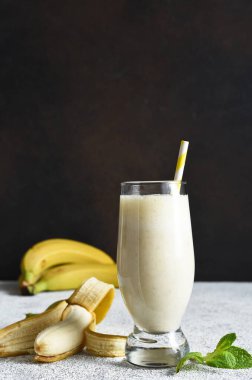 Muzlu kokteyl, dondurma ve süt. Meyveli milkshake. Kahvaltı içeceği..