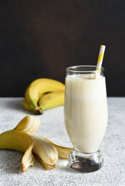 Muzlu kokteyl, dondurma ve süt. Meyveli milkshake. Kahvaltı içeceği..