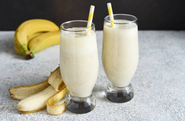 Muzlu kokteyl, dondurma ve süt. Meyveli milkshake. Kahvaltı içeceği..