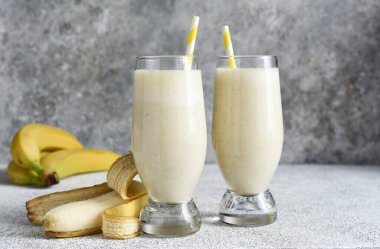 Muzlu kokteyl, dondurma ve süt. Meyveli milkshake. Kahvaltı içeceği..