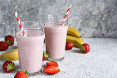 Çilekli kokteyl. Dondurma ve sütlü milkshake. Kahvaltıda çilekli smoothie..