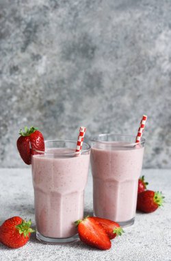 Çilekli kokteyl. Dondurma ve sütlü milkshake. Kahvaltıda çilekli smoothie..