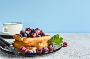 Kahvaltıda vanilyalı Belçika waffle 'ı ve bir fincan kahve..