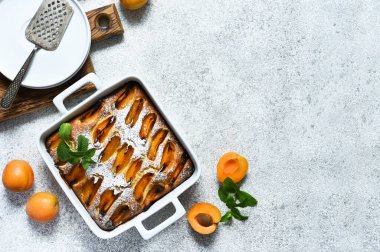 Kayısılı kek. Mutfak masasında şeftalili ve kayısılı ev yapımı turta..