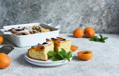 Kayısılı kek. Mutfak masasında şeftalili ve kayısılı ev yapımı turta..