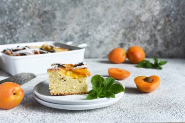 Kayısılı kek. Mutfak masasında şeftalili ve kayısılı ev yapımı turta..