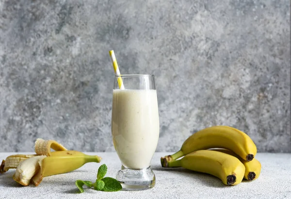 Bananowy Koktajl Lodami Mlekiem Koktajl Owocowy Smoothie Śniadaniowe — Zdjęcie stockowe